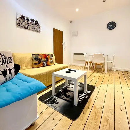Cozy Balcony Flat With Canal View